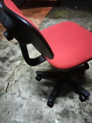 Silla de escritorio roja y negra