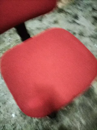Silla de escritorio roja y negra