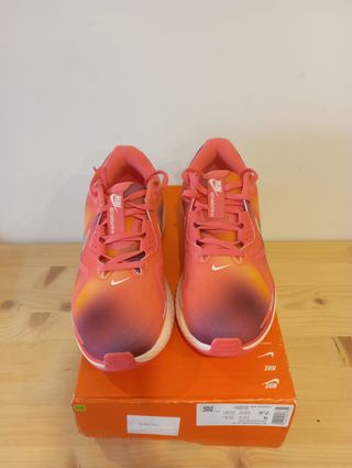 Nike (40,5 EU) Structure 26 SE Naranja