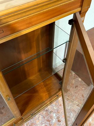 Consola y Vitrina de cerezo