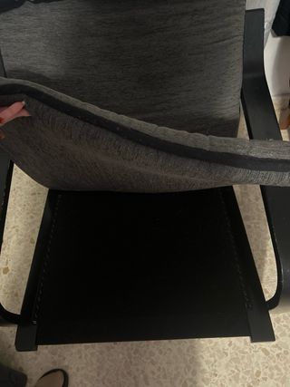 Hamaca de madera negra con cojín floral