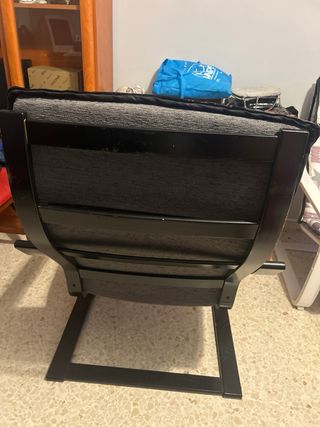 Hamaca de madera negra con cojín floral