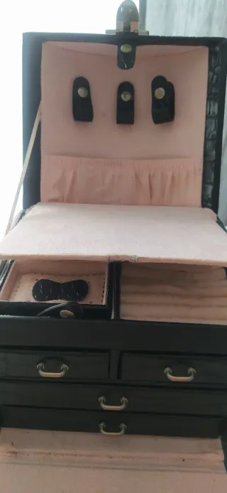 Joyero negro con diseño de piel de cocodrilo