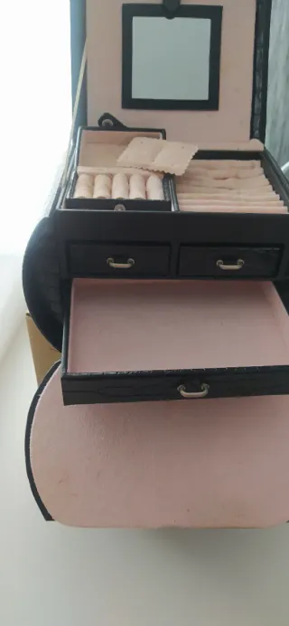 Joyero negro con diseño de piel de cocodrilo