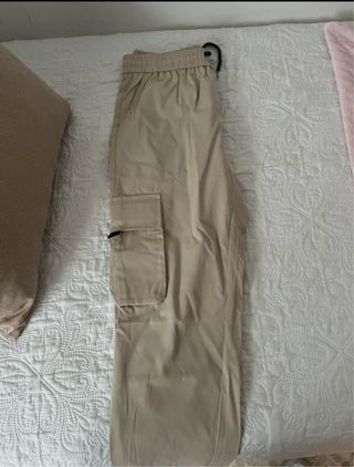 Pantalones cargo beige sin estrenar