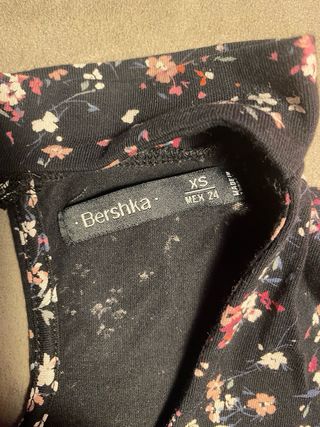 Top Bershka floral negro talla S