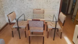 Mesa de cristal y 4 sillas doradas