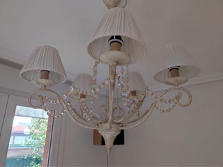 Lámpara colgante beige y dorada