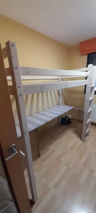 Cama alta con escritorio de madera