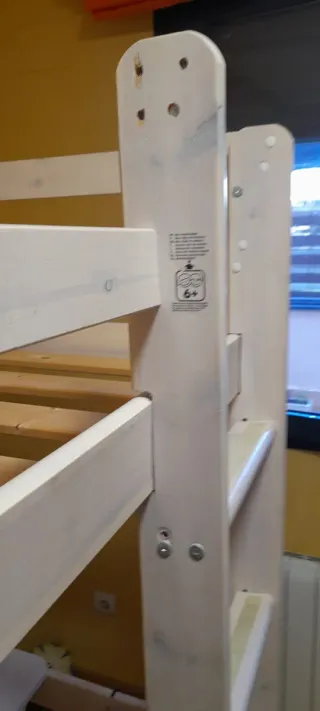 Cama alta con escritorio de madera