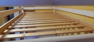 Cama alta con escritorio de madera