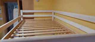 Cama alta con escritorio de madera