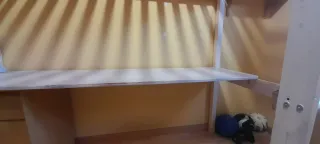 Cama alta con escritorio de madera