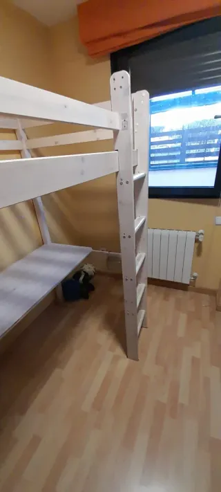 Cama alta con escritorio de madera