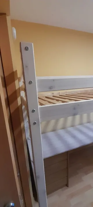 Cama alta con escritorio de madera
