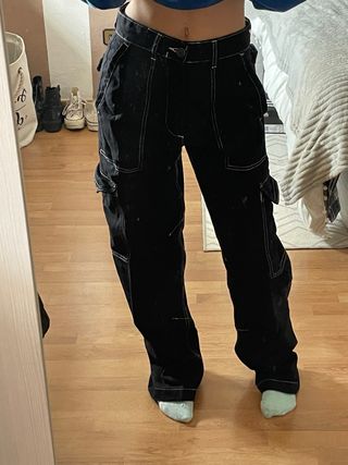 Pantalones cargo negros con costuras blancas