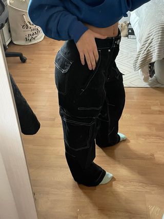 Pantalones cargo negros con costuras blancas