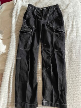 Pantalones cargo negros con costuras blancas