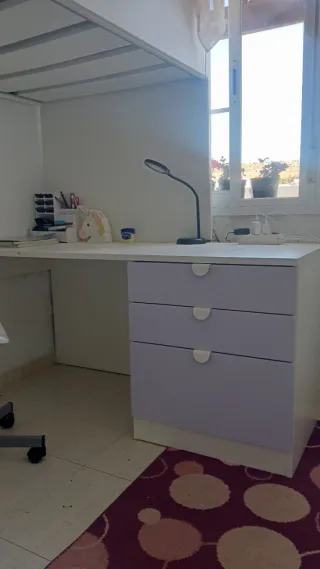 Habitación infantil litera y escritorio