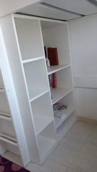 Habitación infantil litera y escritorio