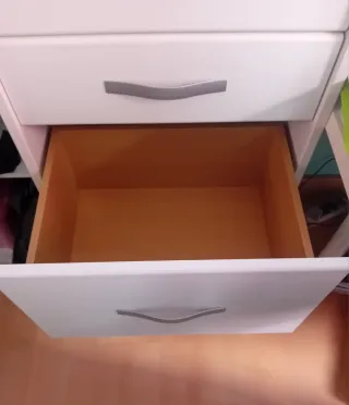 Cómoda blanca de madera y metal