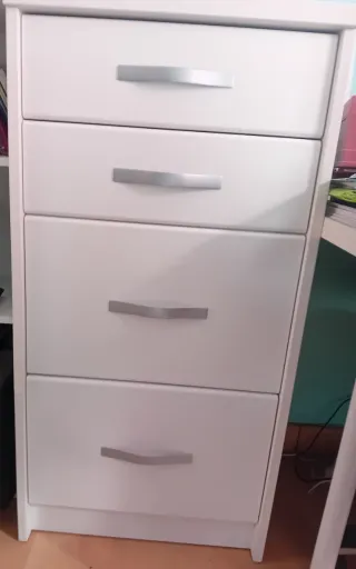 Cómoda blanca de madera y metal