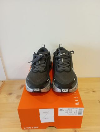 Nike (40,5 EU) Vomero Plus Antracita
