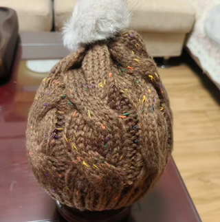 Gorro de punto con pompón multicolor