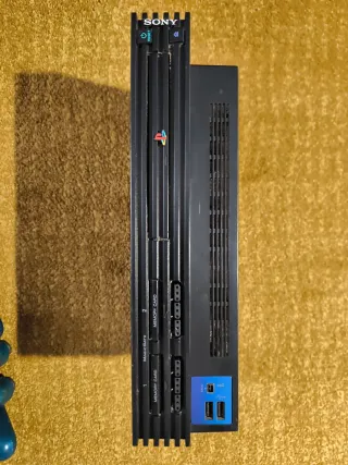 PlayStation 2 con controller e gioco