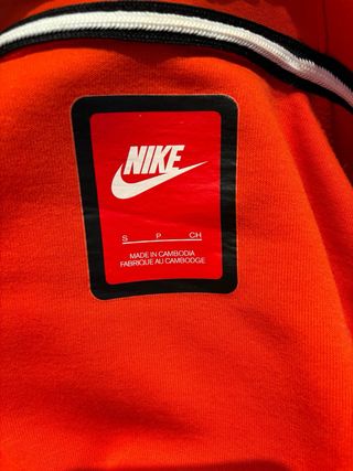 Chaqueta deportiva Nike roja