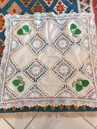 Centrotavola uncinetto con pere ricamate