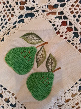 Centrotavola uncinetto con pere ricamate