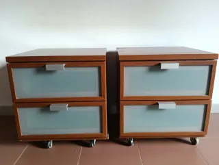 Mesitas de noche de madera y cristal