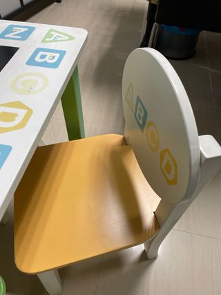 Mesa infantil con 4 sillas