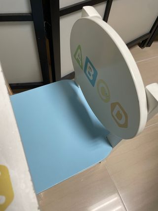 Mesa infantil con 4 sillas