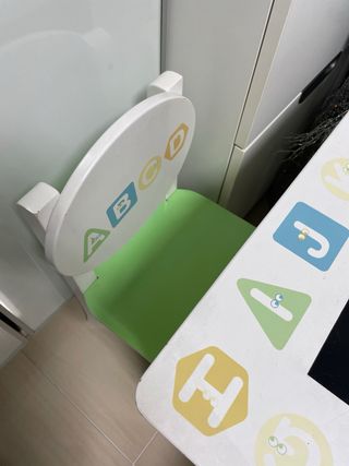 Mesa infantil con 4 sillas