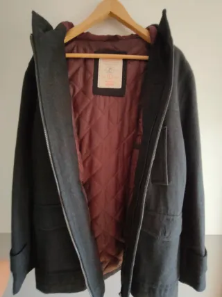 Trenca gris con capucha