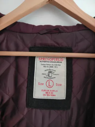 Trenca gris con capucha