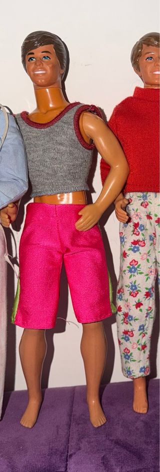 Ken Doll - Pantaloncini Rosa e Canotta Grigia
