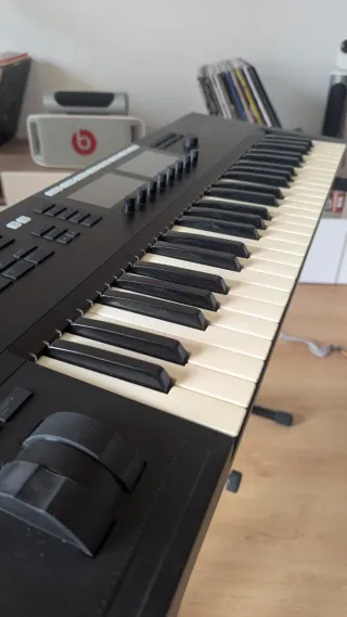 Sintetizador Komplete Kontrol S49 MK2 + soporte.