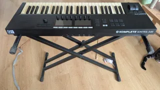 Sintetizador Komplete Kontrol S49 MK2 + soporte.