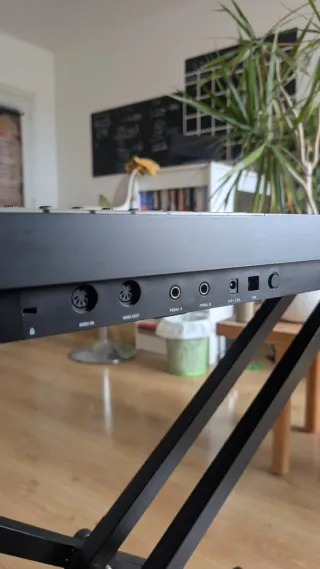 Sintetizador Komplete Kontrol S49 MK2 + soporte.