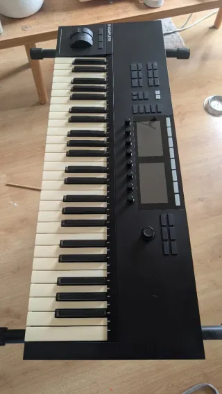Sintetizador Komplete Kontrol S49 MK2 + soporte.