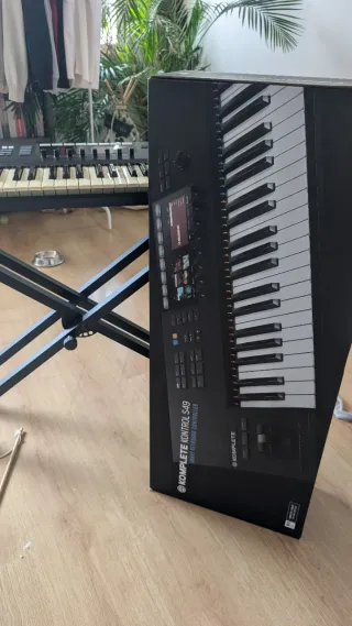 Sintetizador Komplete Kontrol S49 MK2 + soporte.