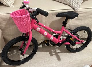 Bicicleta infantil rosa con cesta