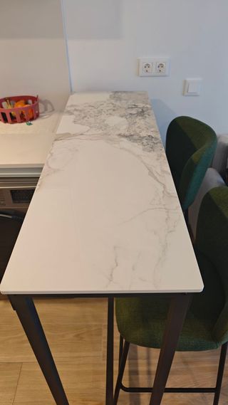 Mesa Alta Marmol y 2 Sillas Verdes