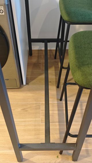 Mesa Alta Marmol y 2 Sillas Verdes