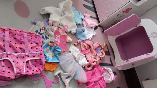 Armario de muñecas con ropa