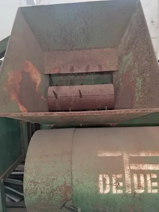 Trilladora de legumbres con tolva.