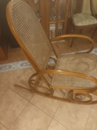 Mecedora de ratán y madera